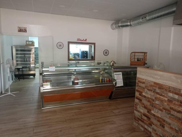¡Traspaso oportunidad! Local de venta de pollos a l’ast en pleno funcionamiento – Malgrat de Mar