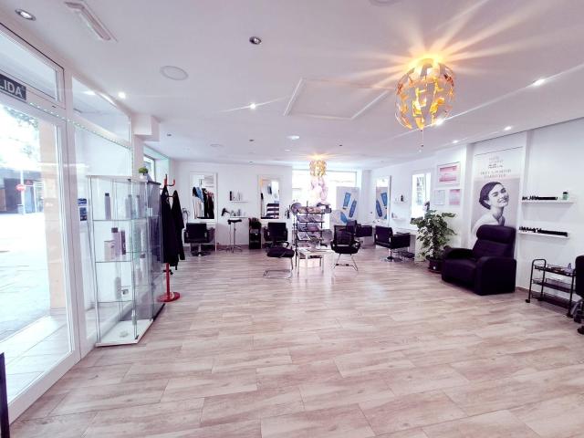 TRASPASO PELUQUERÍA [amp ] CENTRO DE BELLEZA · LOCAL ESQUINERO ACRISTALADO + COCHERA PRIVADA ÚNICA · BLANQUERNA