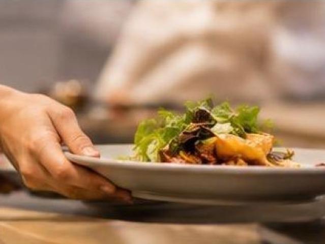 ¡TRASPASO! RESTAURANTE EN PLENO REDIMINETO EN LA AVENIDA DE LA RAPITA