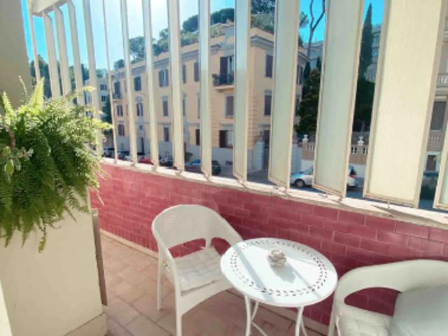TRASTEVERE BILOCALE ARREDATO CON BALCONE