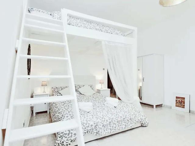 Trastevere station white chic apartment