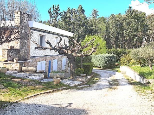 TRETS 13 A SAISIR Villa jumelée 8 Pièces 273m² habitables +garage 46m² /2054m² clos