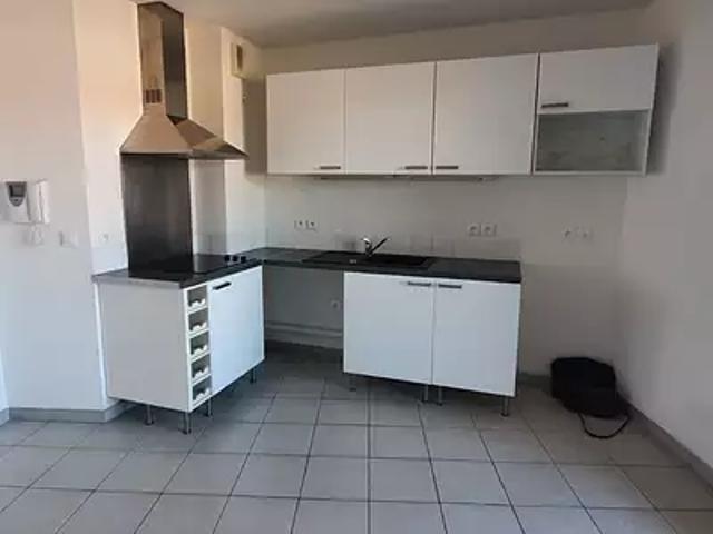Trets 13530 Location appartement 2 pièces t2 au dernier étage terrasse