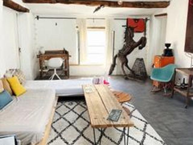 Trets hors remparts appart de caractere t3/4 renove clim