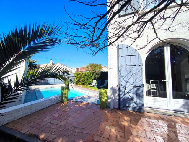 TRÈBES maison 4 faces 160 m² rénovée 5 chambres piscine chauffée garage 50 m² proche commerces