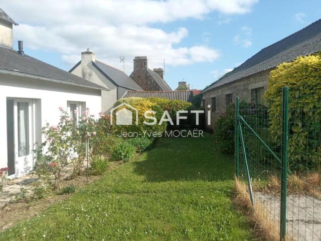 TREGOUREZ 29970  Vie de plain pied en coeur de bourg