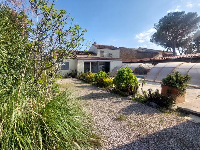 Treilles, villa 4 faces de 160 m2 sur 1200 m2 avec piscine et joli jardin proche des plages