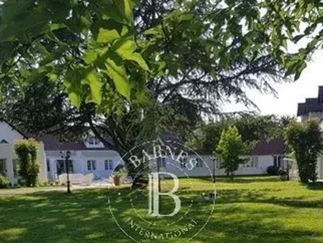 Tremblay les Villages 28 proche Chartres, 703m2 habitables. 703m² Tremblay les Villages