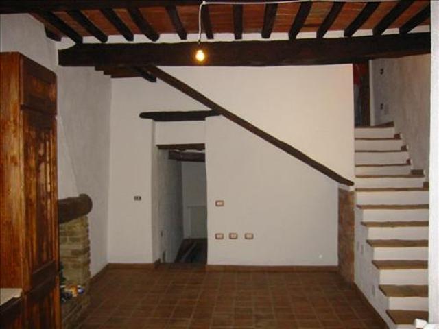 Trequanda centro storico vendesi terratetto completamente ri. 170m² Trequanda