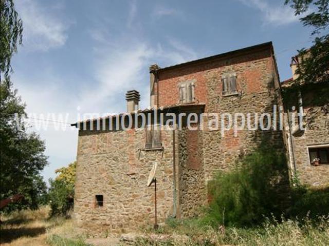 Trequanda vendesi in posizione collinare con vita panoramica. 121m² Trequanda