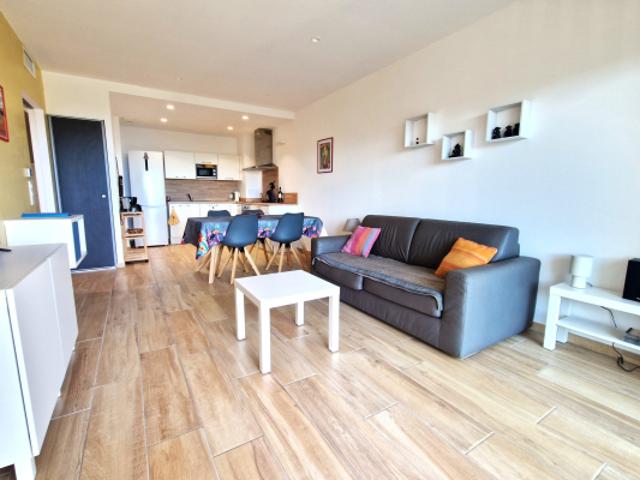 Très Beau 2 pièces Vue Mer avec Terrasse et Garage !
