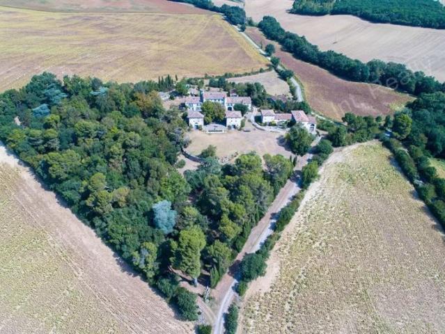 Très beau domaine avec chateau et dépendances