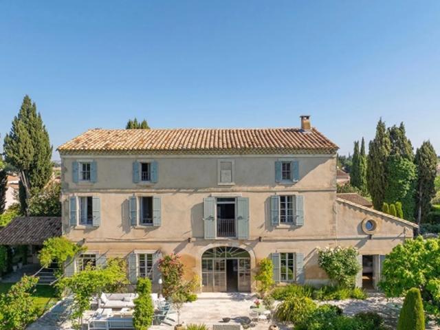 Très beau Mas au coeur d'un village provençal