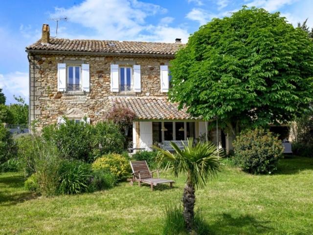 Très beau mas de village de 230 m² avec jardin et piscine