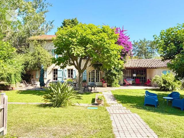 Très beau mas provençal à rafraîchir 250m² Le Pradet