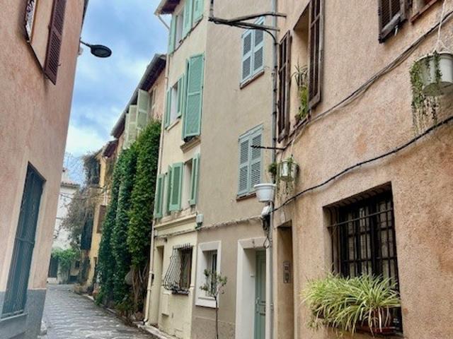 TRES BEAU STUDIO AU COEUR DU VIEIL ANTIBES TRES BON ETAT TRES CALME JOLIE VUE