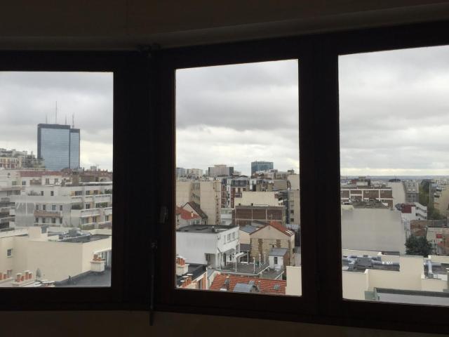 Très beau studio vue sur les toits commerces métro