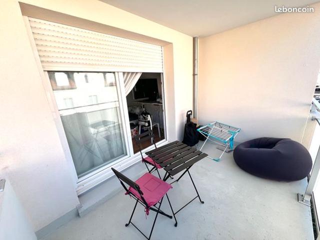 Très beau studio 23 m2 avec terrasse 7 m2 vendu meublé et loué Construction récente 1998 Excellent DPE C Très faibles charges 39 euros Centre