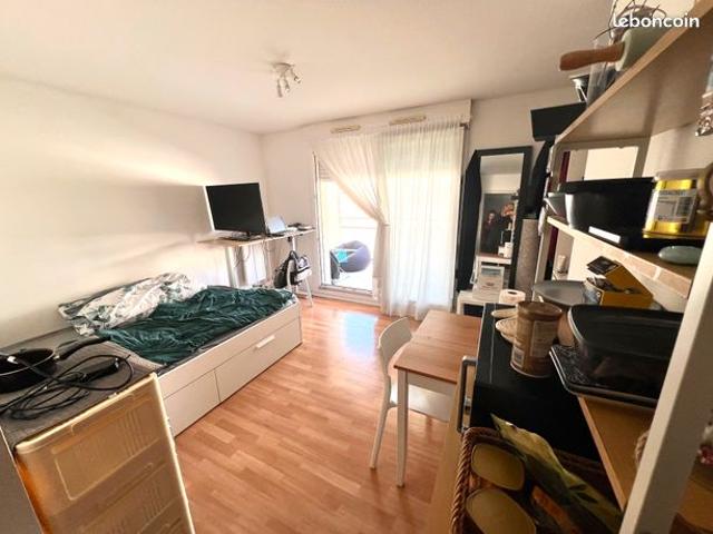 Très beau studio 23m2 avec terrasse 7m2 vendu meublé et loué Rendement 5,76 % Construction récente 1998 Excellent DPE C Très faibles charges
