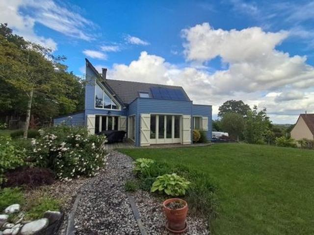 BELLES PRESTATIONS POUR CE BEAU PAVILLON de 134 m2,OSSATURE BOIS, AU PIED DE LA FORET DE BERCE