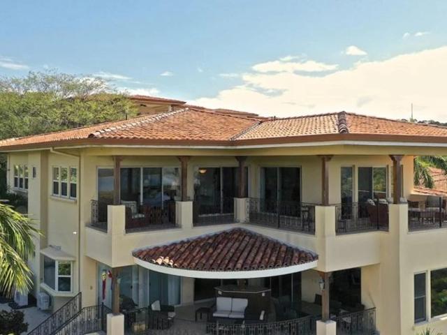 Très beau penthouse avec vue mer