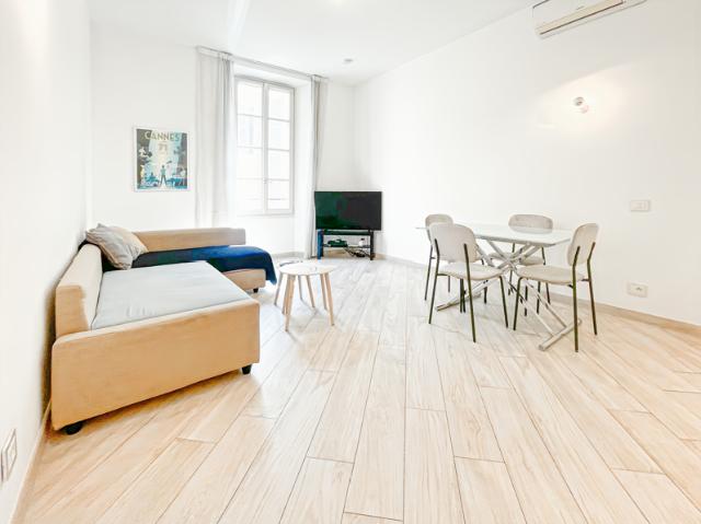Très beau T2 au 2ème étage d'un très bel immeuble