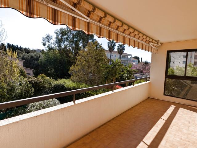 TRES BEAU T2 AVEC TERRASSE ET GARAGE SANARY SUR MER