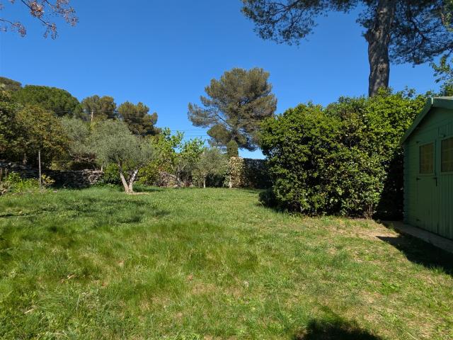 Très beau terrain constructible d'env. 459m2 au calme hors lotissement
