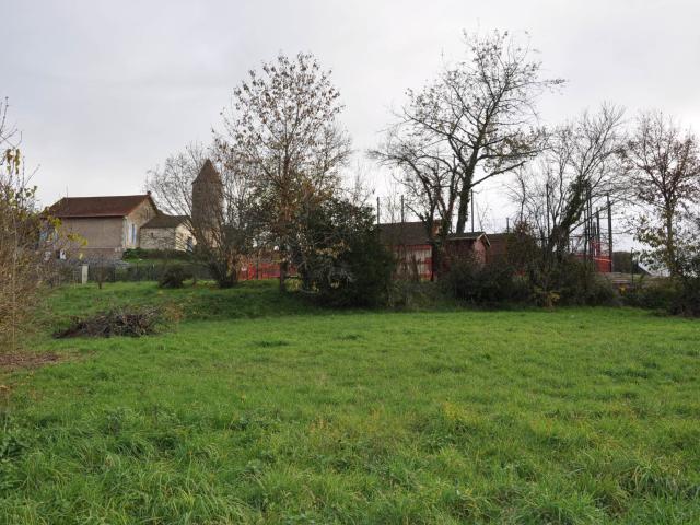 Très beau terrain de 1400 m2, à la sortie du village, avec vues et faible déclivité