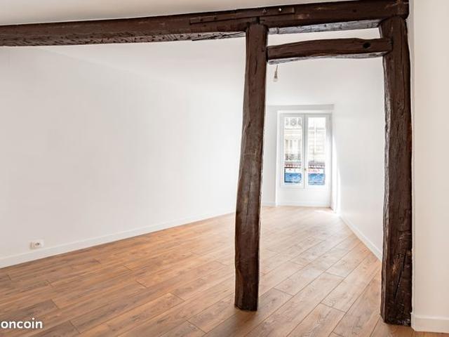 Très bel appartement 3 pièces traversant de 48m2 en plein coeur de Montmartre