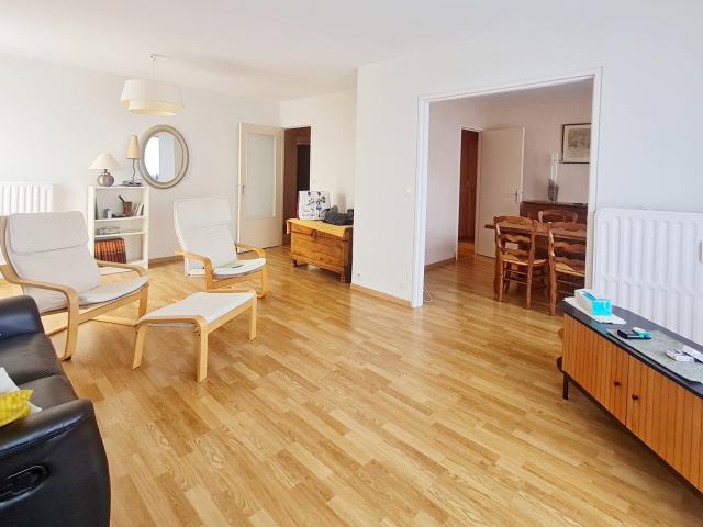 Très bel appartement T4 lumineux situé dans une résidence recherchée avec box, parking et gardien