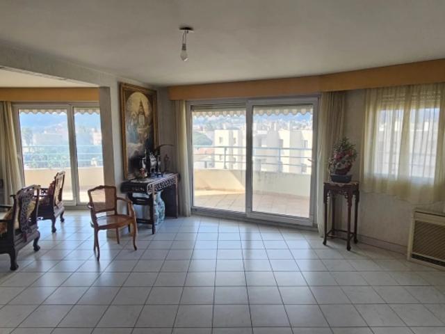 Très bel appartement à Hyères de 108 m² au dernier étage avec grande terrasse