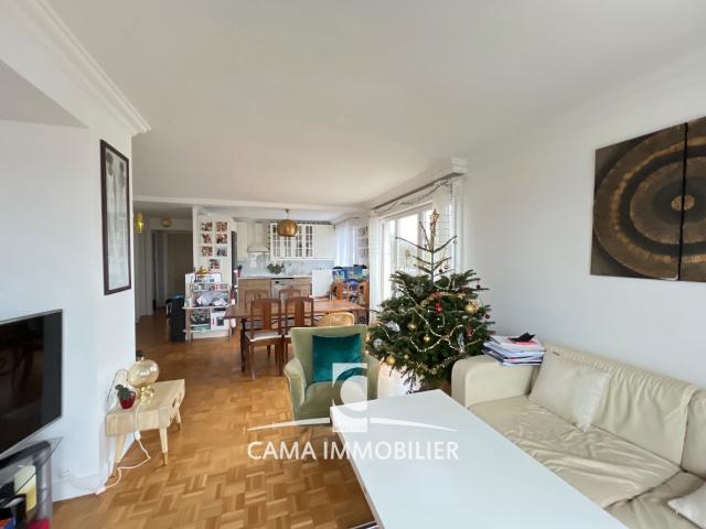 Très bel appartement au dernier étage avec terrasse et vue magnifique sur le chateau à deux pas de la gare RD