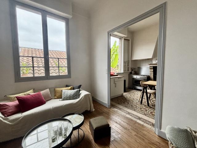 Très bel appartement aux prestations anciennes, beaux volumes, dans le célèbre quartier des Chartrons Bordeaux