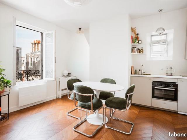 Très bel appartement deux pièces Etage élevé avec ascenseur Lumineux et Calme Rue Coysevox Paris 18