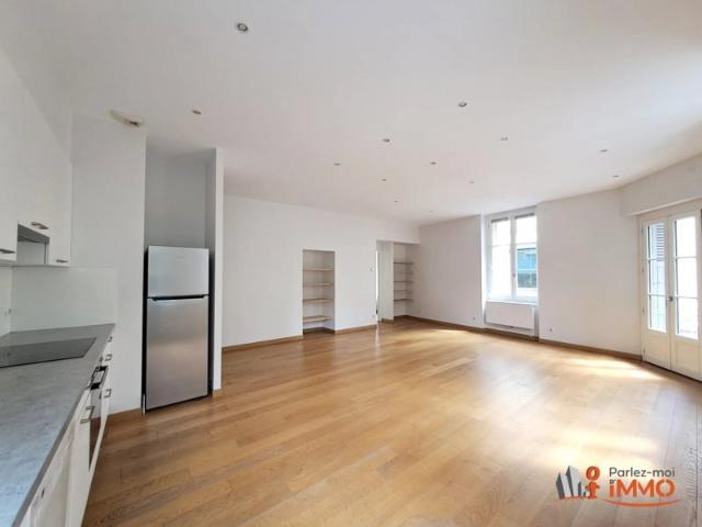 Très bel appartement en hyper centre avec parking balcon et asc