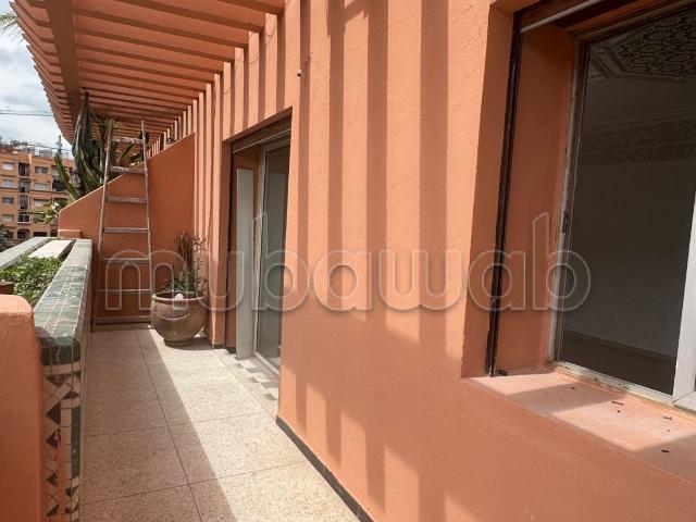 Très bel appartement en location à Guéliz. 5 pièces confortables. Salon Marocain et antenne parabolique