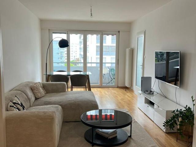 Très bel appartement rénové de 4 pièces avec balcon et bien localisé
