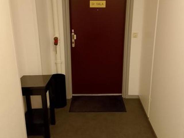 Très bel appartement spacieux situé en centre ville proche de tous les commerces de proximité, de la correspondance des bus et de la gare SNCF et du cinéma. Face à une église classée jouxtant la place d'un joli marché coles, du cinéma du.