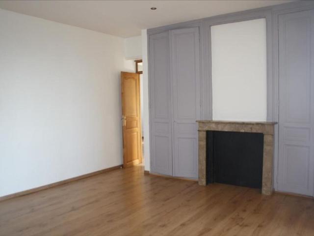 BEL APPARTEMENT SUR 2 NIVEAUX DE 148 M² HABITABLES AVEC TERRASSE ET JARDIN EXCELLENTE EXPOSITIO.