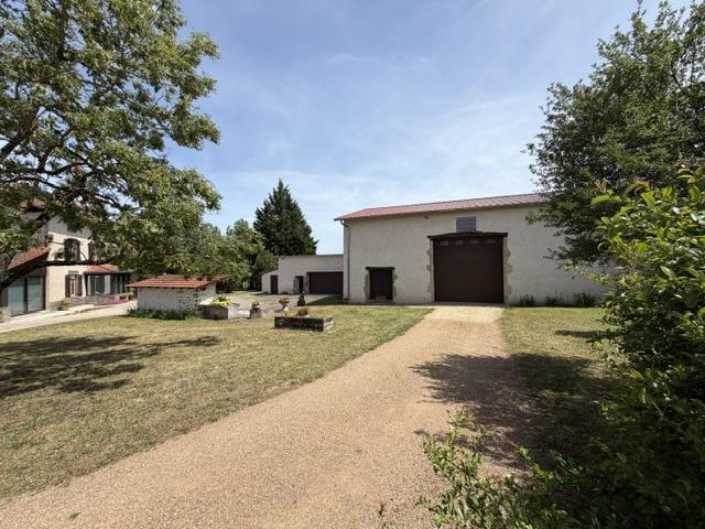 Très bel ensemble immobilier avec maison et dépendances sur 48110 M2 de terrain attenant