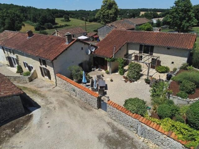 Très Belle Maison Ancienne de 4 Chambres dans un Hameau Calm. 313m² Nanteuil en Vallée