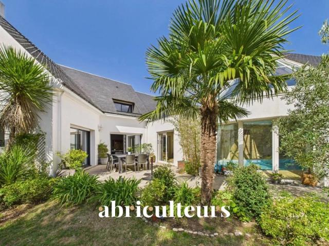Très belle maison de 258m2 bien entretenue 4 chambres Piscine intérieure Domaine privé du Haut Bissin Garage Terrain de 1800m2