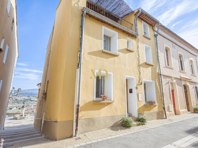SOUS COMPROMIS Maison de village de charme avec terrasse et vue sur le château