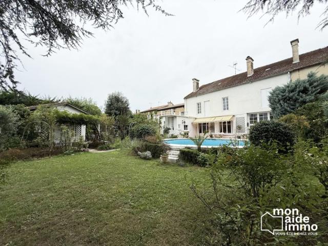 Très belle maison de ville avec garage et jardin