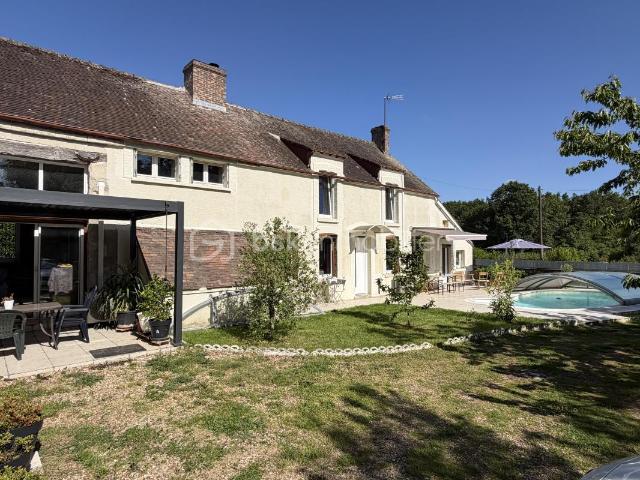 Très belle maison de la fin du 19ème siècle agrémentée de sa piscine et de ses dépendances !
