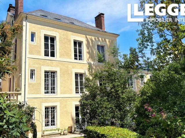 Très belle maison de maitre et son enchanteur parc à l'anglaise, dans une petite ville, aux portes du Perche