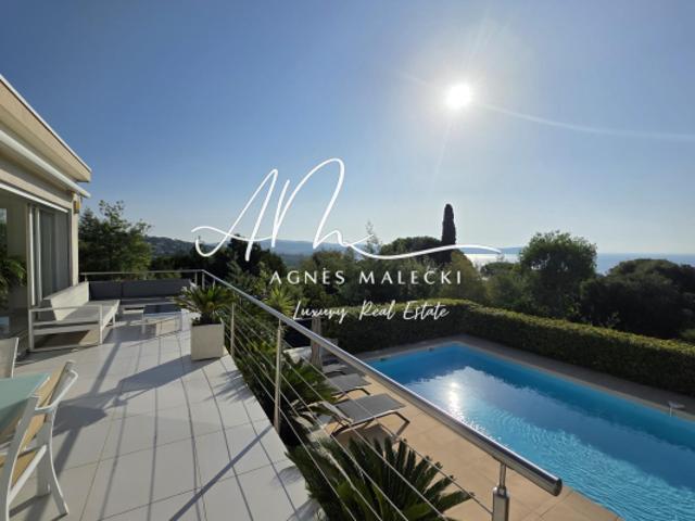 TRES BELLE CONTEMPORAINE AVEC BELLE VUE SUR LA MER DANS PETI