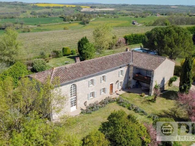 Très belle et spacieuse propriété avec piscine, au cœur d’un. 453m² Vieux