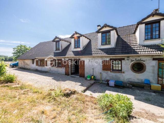 Très belle longère composée de ses 4 chambres et de sa dépendance !